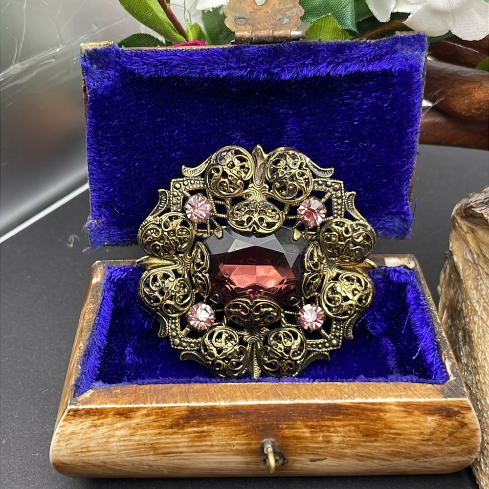 Czech glass filigree brooch - Picture 4 of 5